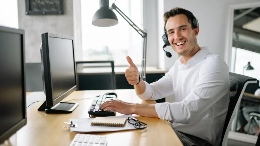 Seorang karyawan kantor yang sedang membalas email di depan monitor, menunjukkan suasana kerja yang produktif namun tenang di hari Senin pertama.