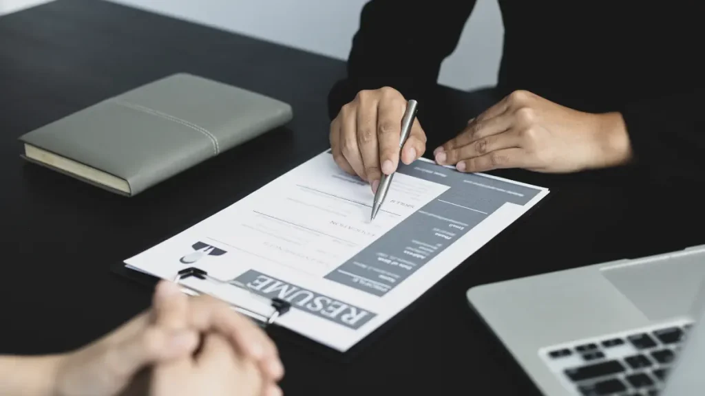 Cara menjawab pertanyaan interview bahasa Inggris "tell me about yourself" dengan percaya diri untuk pelamar kerja