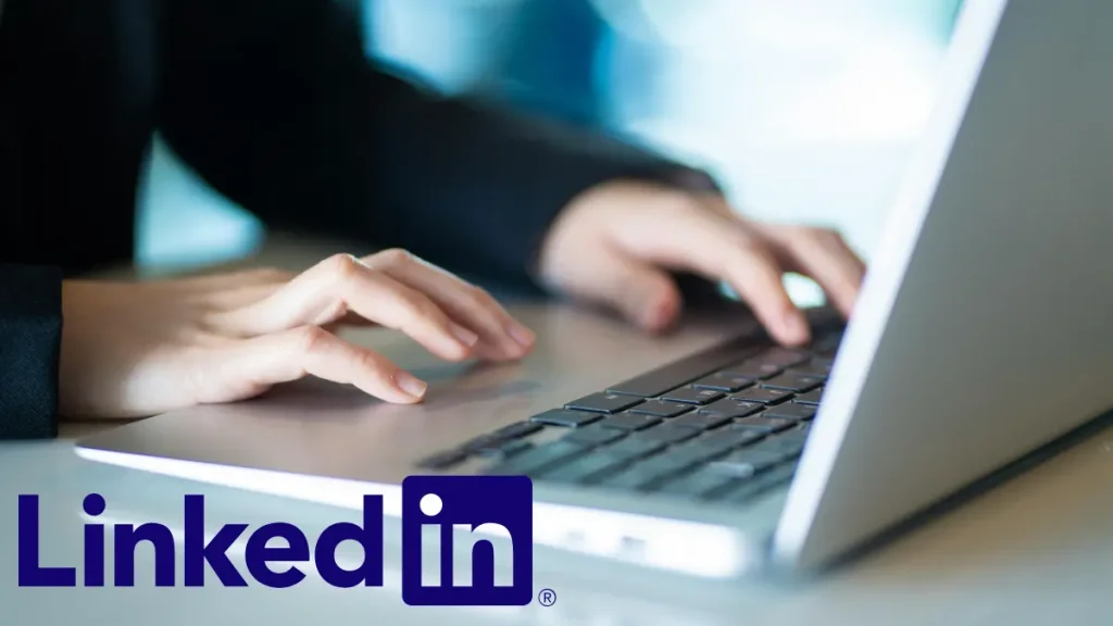 Seorang profesional sedang mengetik pesan LinkedIn dalam bahasa Inggris di smartphone untuk melakukan networking profesional dari kantor.