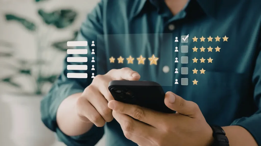 Tampilan ulasan bahasa Inggris di smartphone saat sedang berada di kafe outdoor, menunjukkan cara memberikan review yang profesional dan jujur.