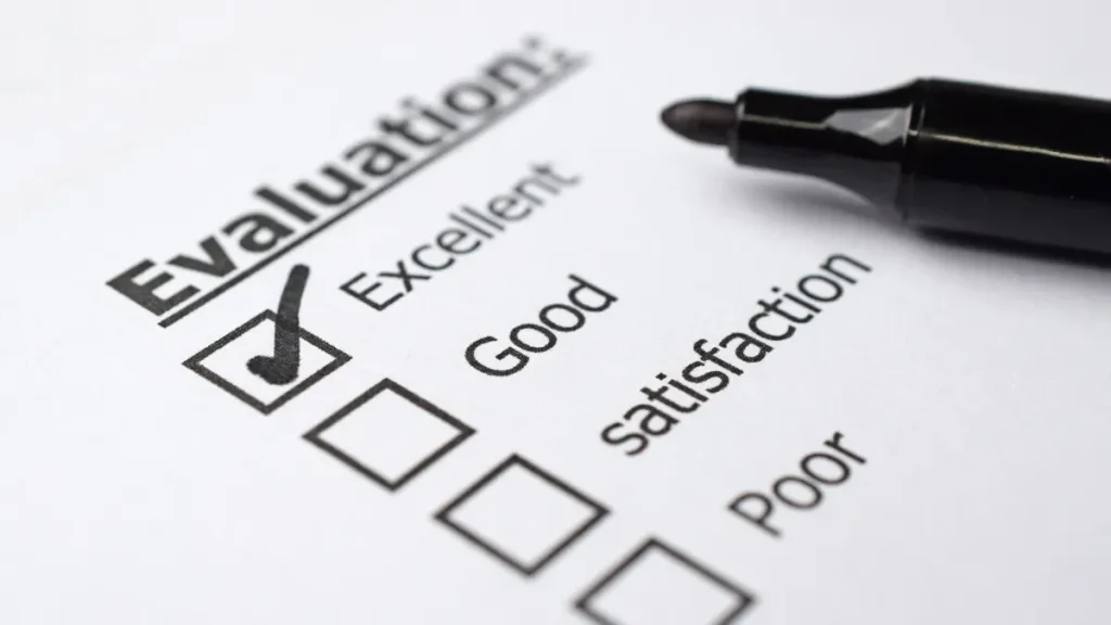 Aktivitas refleksi diri di hari Minggu malam dengan menulis jurnal dalam Bahasa Inggris untuk evaluasi progres mingguan dan persiapan Senin.