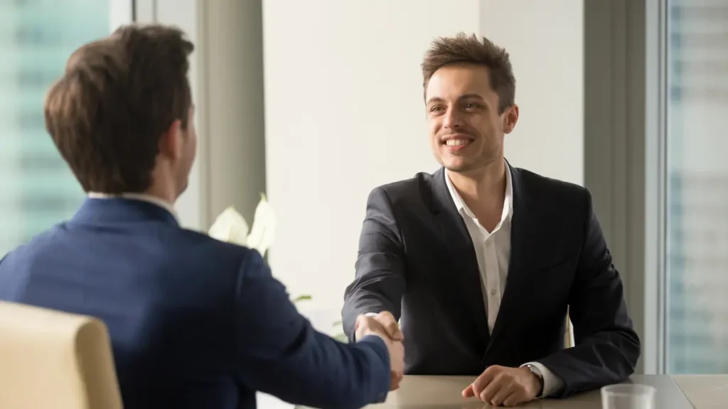 Strategi negosiasi kenaikan gaji dalam Bahasa Inggris secara profesional antara karyawan dan manajer di kantor.