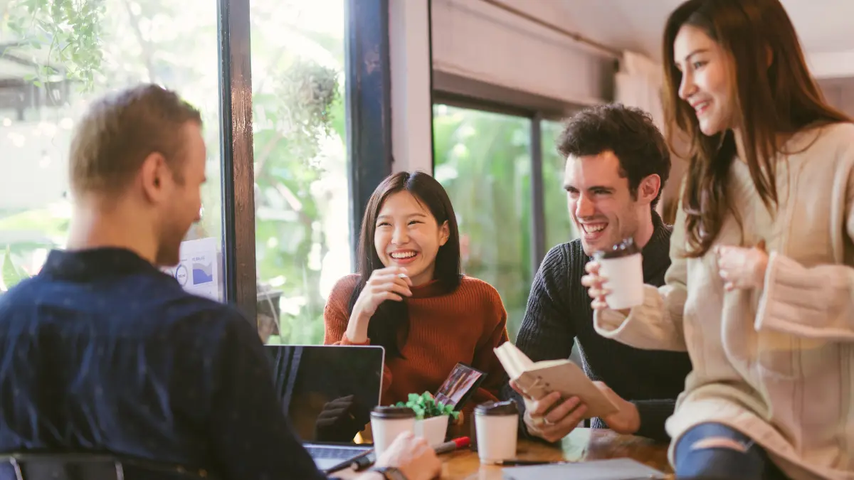 Stop Being Awkward! Rahasia Small Talk Bahasa Inggris yang Bikin Kamu Jadi Pusat Perhatian