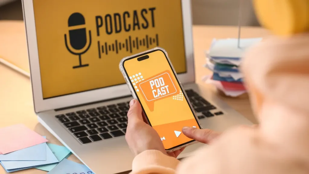 Tips efektif belajar Bahasa Inggris melalui podcast untuk meningkatkan kemampuan listening dan speaking secara mandiri.