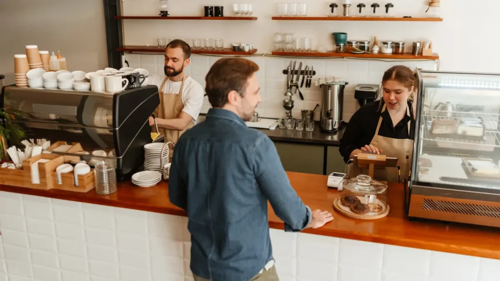 Cara memesan kopi kustom dalam Bahasa Inggris lengkap dengan istilah jenis susu, takaran espresso, dan tingkat kemanisan di coffee shop.